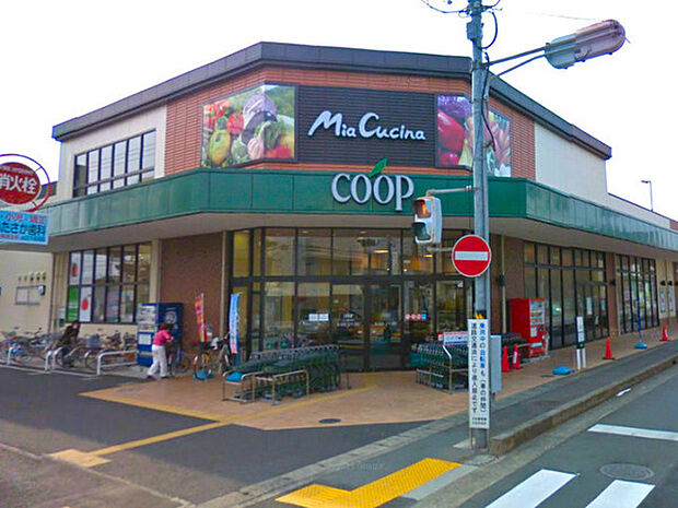 ユーコープミアクチーナ南林間店まで766m、「ミアクチーナ」はイタリア語で「私の台所」の意。ユーコープの中でも大きめな店舗に付けられるブランドです。