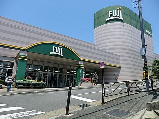 FUJI上野川店まで553m、閑静な住宅街の中にあるスーパー。夜22時まで営業しています。