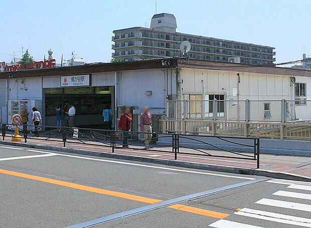 田園都市線「梶が谷」駅まで2260m、駅北側はお隣の溝の口から続くマンション群、南側は丘陵地を宅地開発した旧分譲地が広がり、ともに閑静な住宅街になっています。
