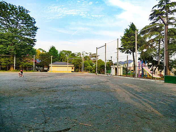 今宿西町公園まで82m、すべり台などの遊具の他、広場もあります。ここで自転車の練習をお子さんと一緒に。