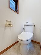 シンプルで使いやすいトイレです　　小窓もあるので換気もできます