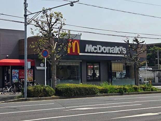 マクドナルド 成田ニュータウン店まで881m