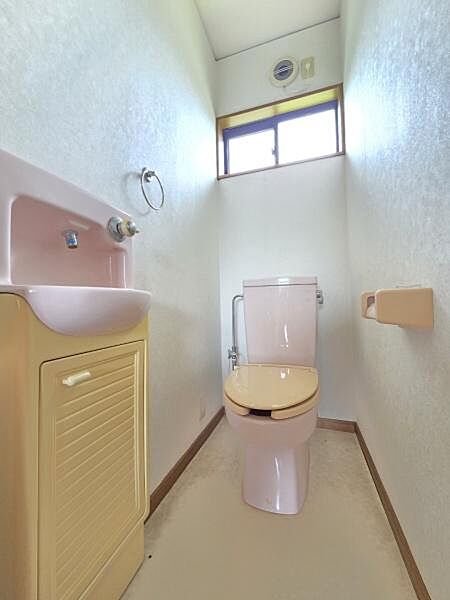 手洗い場付き！2階トイレです