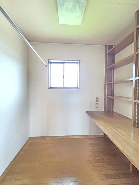 採光良好、落ち着いた空間の書斎です