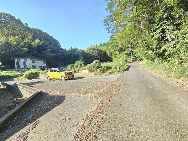人気の角地♪公営水道（前面道路あり、引込なし）・個別浄化槽（側溝あり）・個別プロパンガス