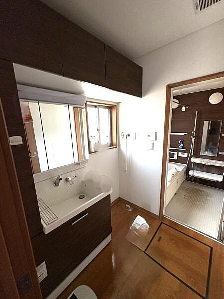 吊戸棚や床下収納庫のある洗面所