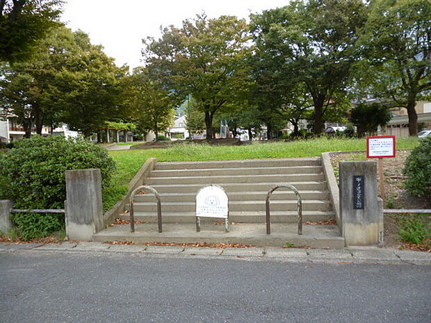 甲ノ辻公園まで545m、ブランコ・すべり台・鉄棒・砂場・グランドがあります♪