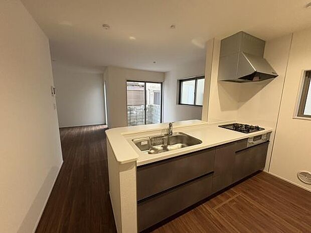 人気の対面キッチンで家族の会話が弾みます