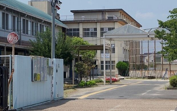 宇治市立西小倉中学校まで676m