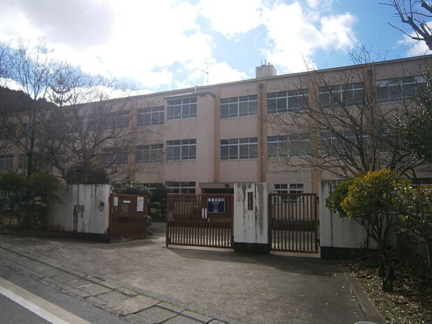 京都市立北醍醐小学校まで639m