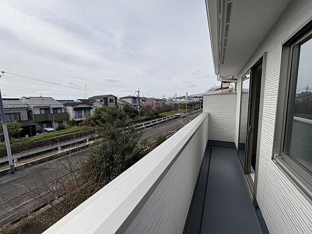 南側バルコニー日当り良好です。
