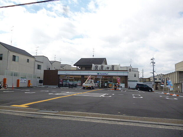 ファミリーマートまで467m