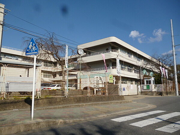 宇治市立御蔵山小学校まで593m