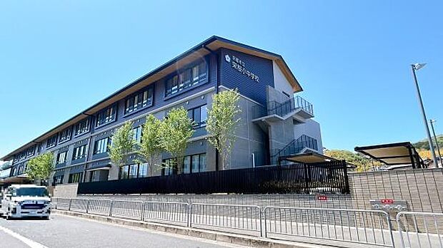 京都市立栄桜小中学校まで396m