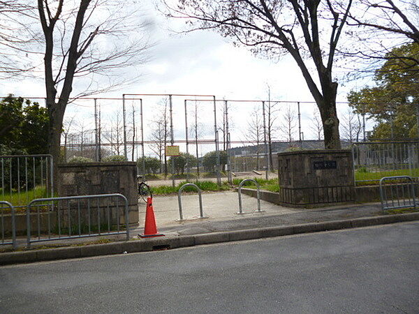 勧修寺公園まで869m