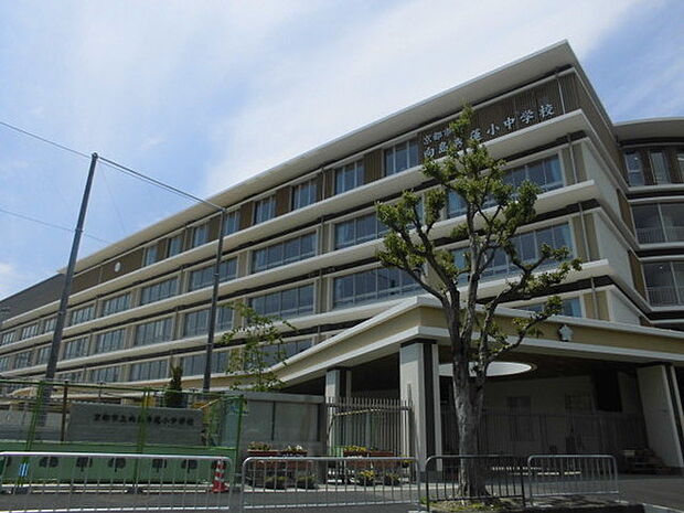 向島秀蓮小中学校まで363m、向島南小学校・向島二の丸小学校・二の丸北小学校の3小学校を統合し，向島中学校と合わせて，施設一体型小中一貫教育校