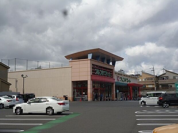 フレンドマート御蔵山店まで523m