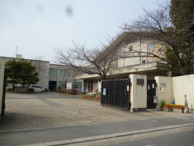 京都市立桃山南小学校まで595m