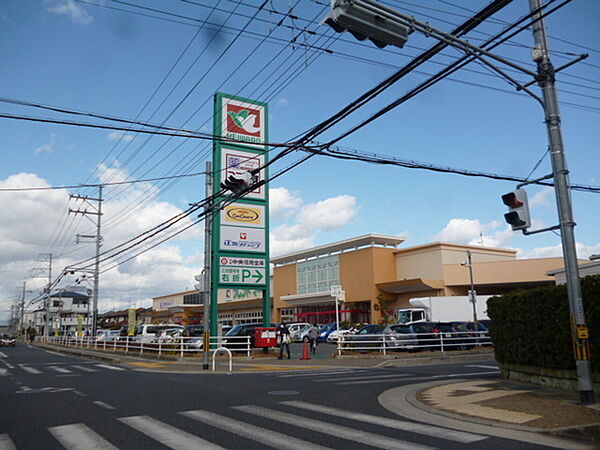 フレンドマート伊勢田店まで302m