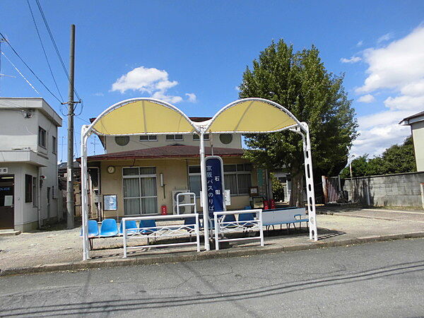 京阪バス　石田まで699m、交番の隣にあるバス停です。