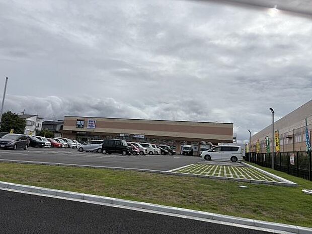 業務スーパー伊勢田店まで511m