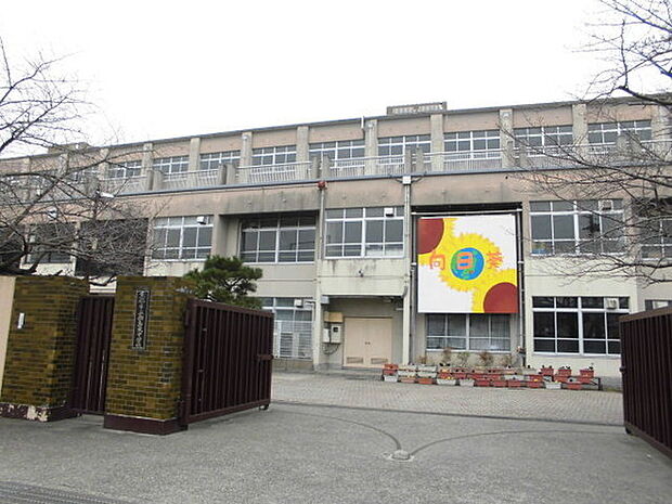 京都市立向島東中学校まで524m