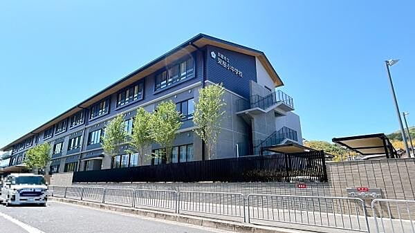 京都市立栄桜小中学校まで464m