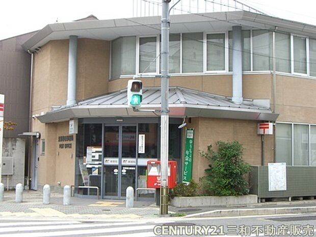 京都春日郵便局まで990m、営業時間：9：00〜17：00　定休日：土日