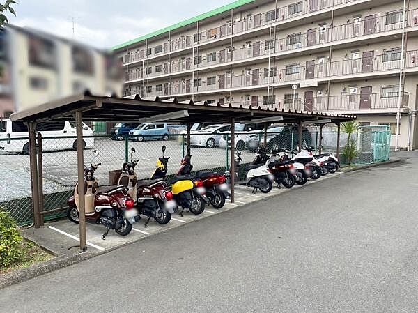 【駐輪場】屋根付きの駐輪場で多少の雨も安心して駐輪して頂けます。