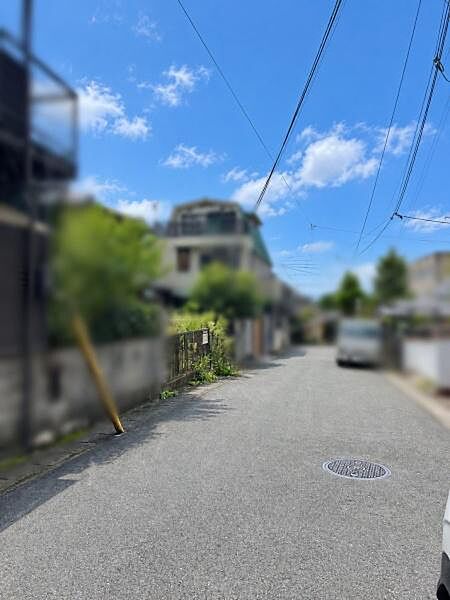 【前面道路】幅員は5.9ｍとゆとりがあり、スムーズな車庫入れが可能です。間口も約7.8ｍございます。
