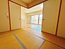 和室：【和室6帖】来客時には襖を占めて独立性のある空間に早変わり！お子様の遊び場やお仕事空間としても幅広く利用可能です。