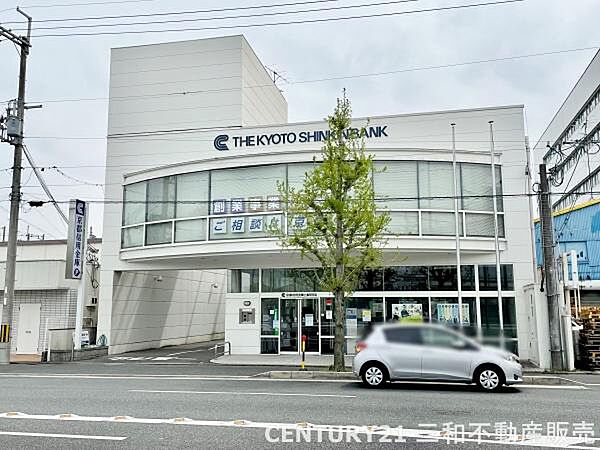 京都信用金庫上鳥羽支店まで1009m、営業時間：9：00～15：00、定休日：土日■駐車場・自転車・バイク利用可■久世橋通り面す