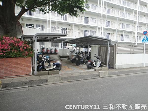 【駐輪場】屋根付きの駐輪場で多少の雨も安心して駐輪して頂けます。