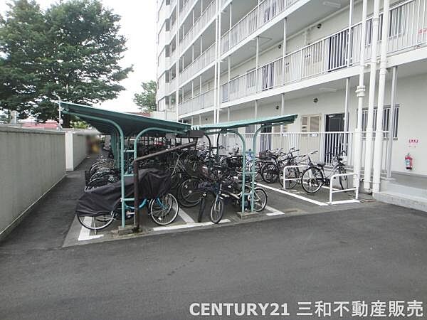 【駐輪場】屋根付きの駐輪場で多少の雨も安心して駐輪して頂けます。