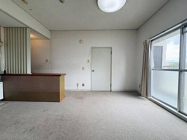【DK約8.8帖】隣接の和室6帖と合わせて広くお使い頂くことも可能です。