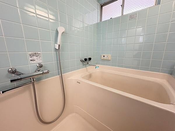 【バス】換気に便利な窓付！床と浴槽が一体になっており、お手入れしやすい構造です。