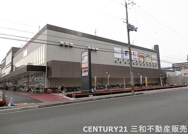 万代五条西小路店まで361m、営業時間：9：00～22：00■広々駐車場・自転車・バイク利用可■ココカラファイン・セリア・クリーニング・しまむら等併設