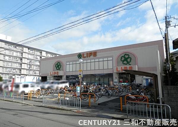 ライフ西京極店まで626m、営業時間：9：00～21：00■駐車場・自転車・バイク利用可■証明写真機有■資源回収箱有■阪急「西京極」駅近辺