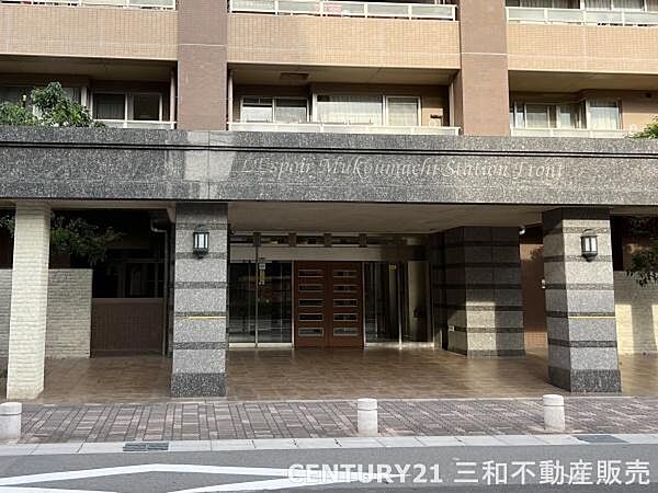 【エントランス】TVモニター付オートロック採用のエントランスです。
