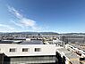 その他：【眺望】バルコニー前面には高い建物がなく、遠くの山並みまで一望できる開放的な眺望が広がります。周囲の視線を気にすることなく心地よい空と街並みの景色をお楽しみいただけます。