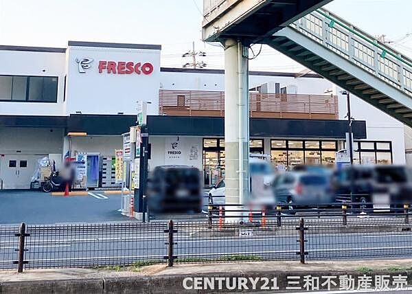 フレスコ九条店まで675m、営業時間：24時間営業■駐車場・自転車・バイク利用可■証明写真機・宅配ロッカー・資源回収箱有■近隣にコインランドリー有