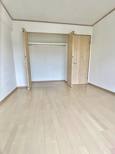 【洋室約7.3帖】折れ戸のクローゼットを備えており、すっきりとした収納で居住空間を広く使えます。