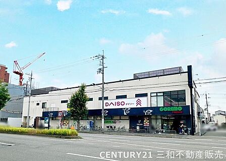 コレモ七条店まで860m、営業時間:24時間営業■駐車場(時間貸)・自転車・バイク利用可■ダイソー・クリーニング店併設■近隣にライフ・京都銀行有