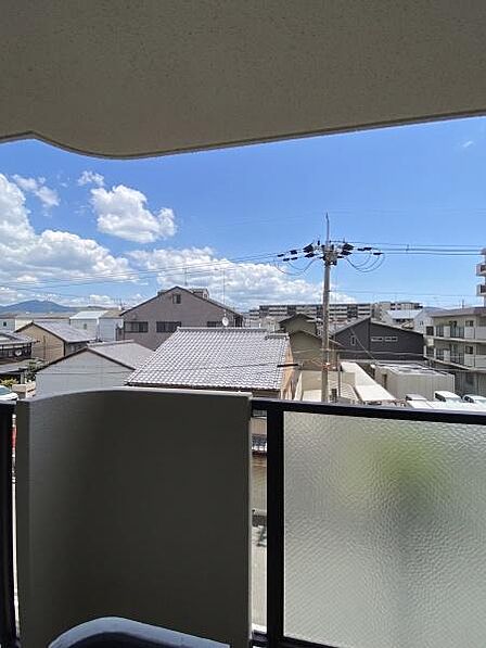 【眺望】バルコニーからは周辺の街並みを一望。遠くの空までよく見えます。