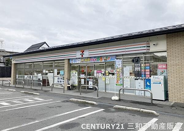 セブンイレブン嵯峨車折神社前店まで270m、営業時間：24時間営業■駐車場・自転車・バイク利用可■近隣に郵便局・京都信用金庫・サンドラッグ・ドラッグひかり有