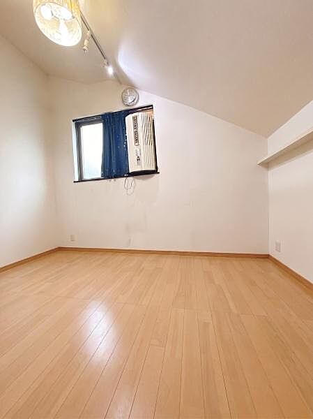 【洋室約5.25帖】書斎やお子様のお部屋としても使いやすいシンプルな設計のお部屋です。（AI修正により現状と差異がある可能性がございます）