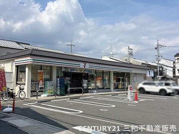セブンイレブン京都梅津店まで90m、営業時間：24時間営業■駐車場（30分無料）・自転車・バイク利用可■近隣に保育園・銀行・コインランドリー・飲食店有
