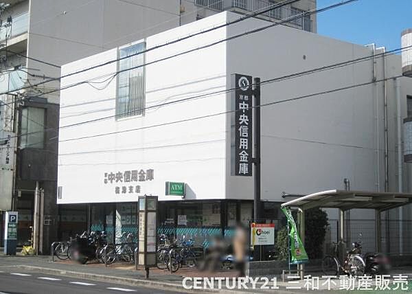 京都中央信用金庫梅津支店まで680m、営業時間：9：00～15：00定休日：土日祝