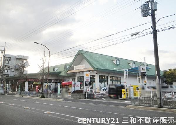 グルメシティ嵯峨店まで483m、営業時間：9：00～21：00■広々駐車場・自転車・バイク利用可■クリーニング・コインランドリー併設■丸太町通り面す
