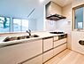 キッチン：～Kitchen～  作業スペースを多くとったシステム対面型キッチン。とても調理がしやすく余裕の広さ。ご家族との会話も弾み、今以上に家事が楽しくなりそうですね。
